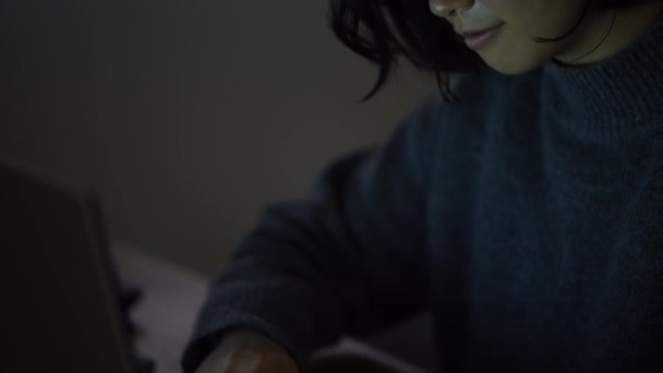 暗闇の中でコンピュータを使用している女性 — ストック動画