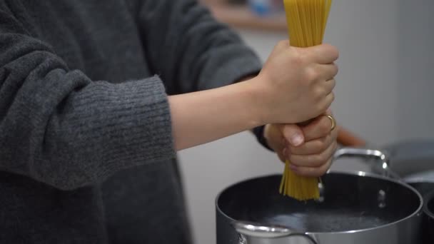 Immagine Una Donna Bollente Spaghetti — Video Stock