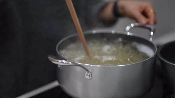 Image Woman Boiling Spaghetti — Wideo stockowe