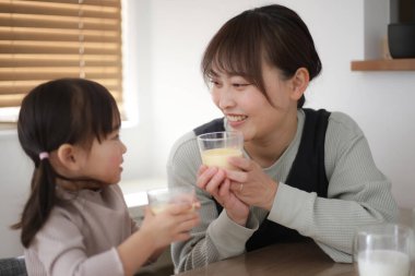 Ebeveyn ve çocuk ev yapımı puding yiyor.