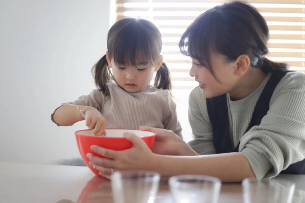 Eltern Und Kind Machen Pudding Von Hand — Stockfoto
