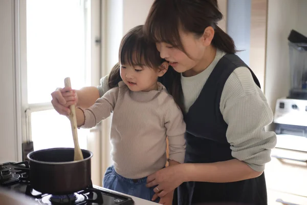 Parent Child Cooking — стоковое фото
