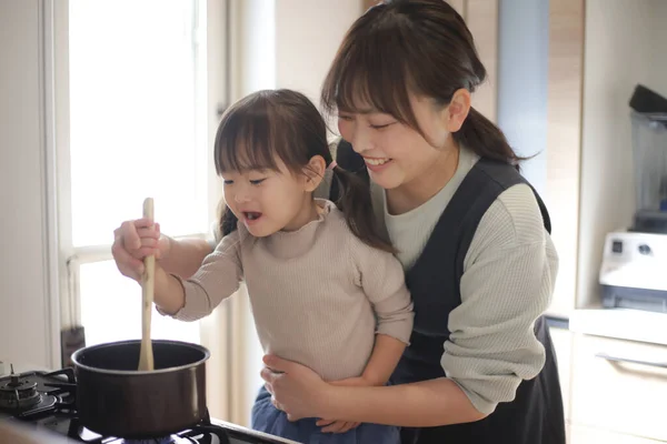 Parent Child Cooking — стоковое фото