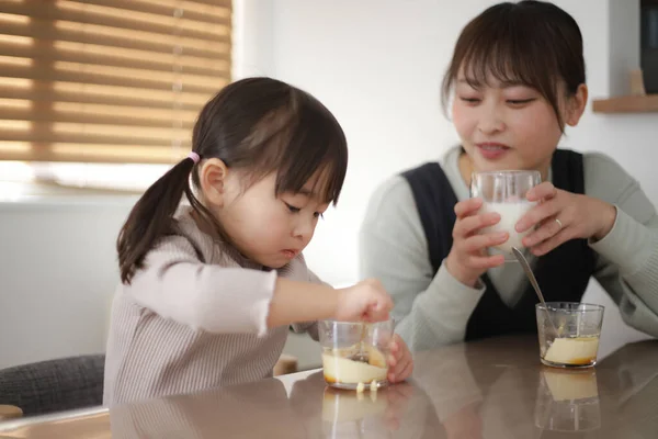 親子で自家製プリンを食べる — ストック写真