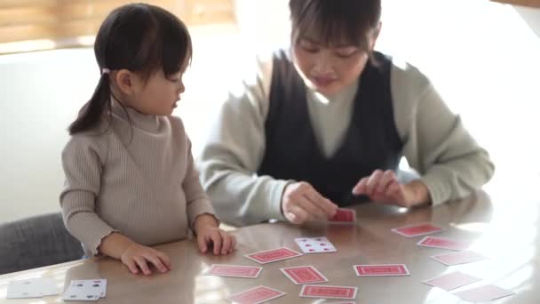 Spelkort För Föräldrar Och Barn — Stockvideo