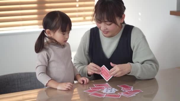 Padres Hijos Jugando Las Cartas — Vídeo de stock