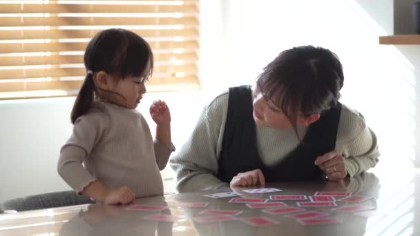 父母和子女打牌 — 图库视频影像