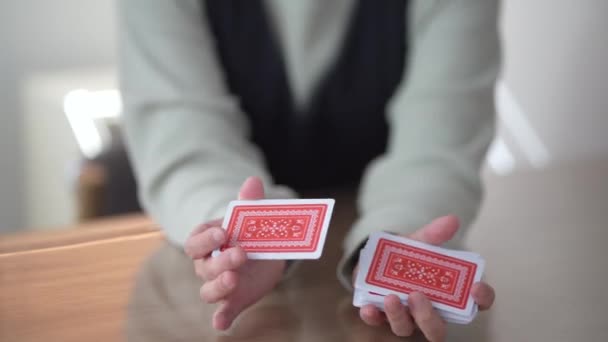 Obrázek Ženy Řezání Karet — Stock video