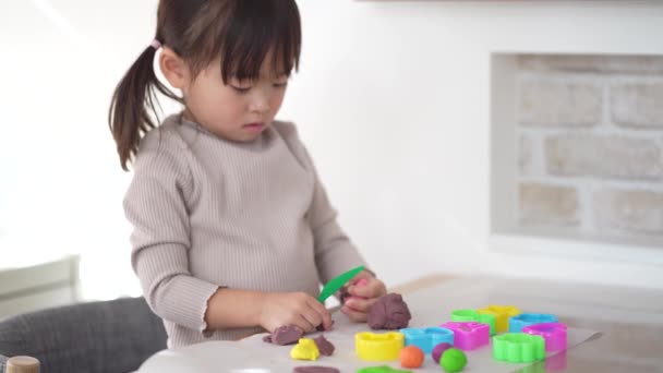 粘土で遊ぶ女の子 — ストック動画