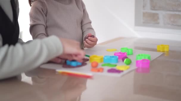 Eltern Und Kind Spielen Mit Ton — Stockvideo
