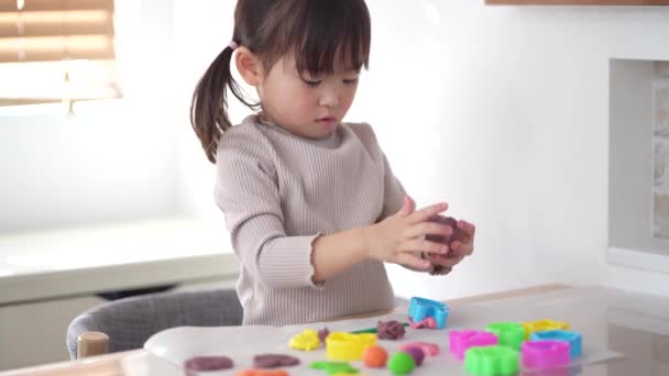 Menina Brincando Com Argila — Vídeo de Stock