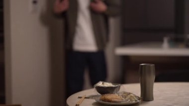 evde yemek yiyen adam