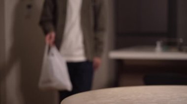 evde yemek yiyen adam