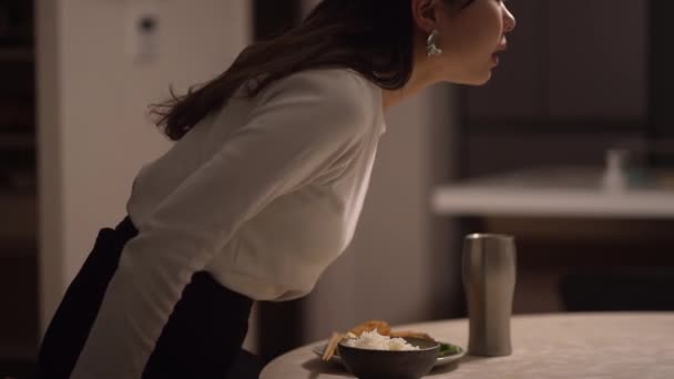 Mujer Comiendo Casa — Vídeos de Stock