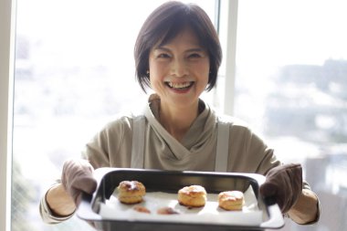 Yemek pişiren bir kadın resmi