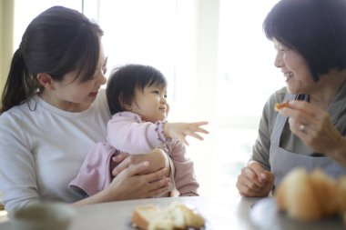 Aile ev yapımı tatlılar yiyor.
