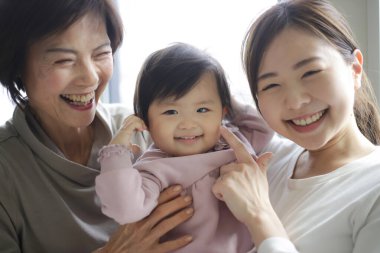 Gülümseyen bir ailenin görüntüsü