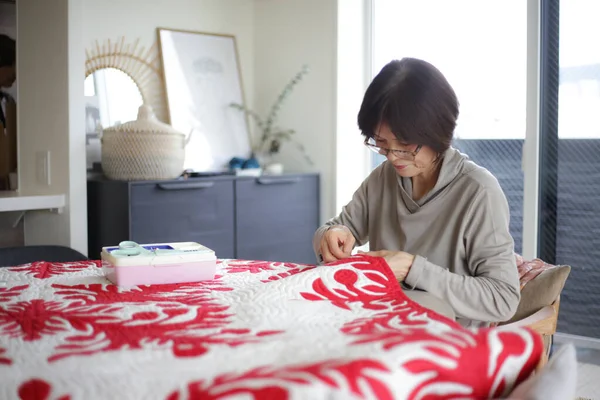 Woman Making Hawaiian Quilt — Stock Photo, Image