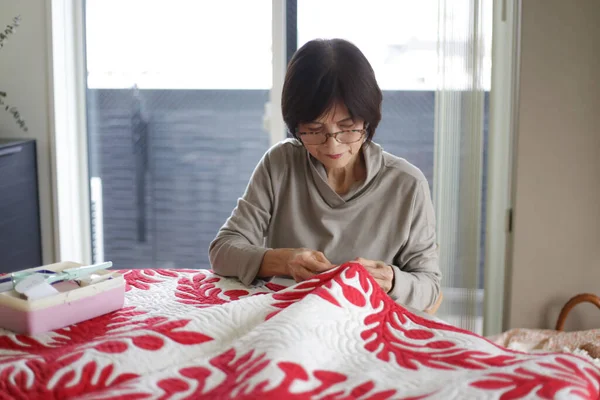 Женщина Делает Гавайское Одеяло — стоковое фото