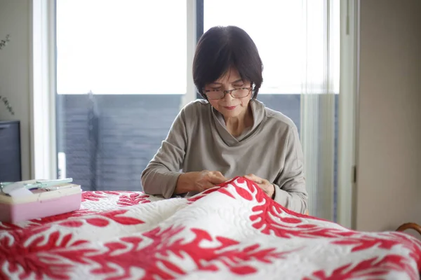 Woman Making Hawaiian Quilt — Stock Photo, Image
