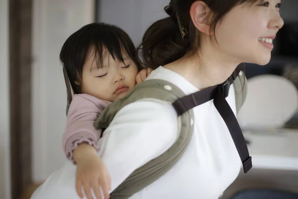 Mãe Colocando Seu Filho Para Dormir — Fotografia de Stock