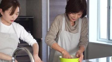 Evde yemek pişiren kadın.
