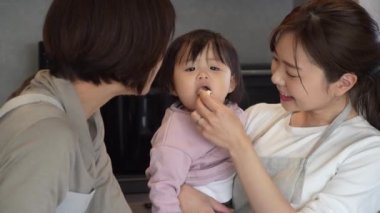 Aile ev yapımı ekmek yiyor.