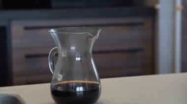 Kahve yapan bir kadın resmi.