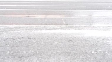 Yolda kar yağıyor.