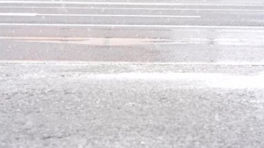 Yolda kar yağıyor.