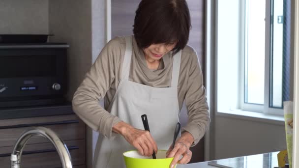 Γυναίκα Μαγειρεύει Στο Σπίτι — Αρχείο Βίντεο