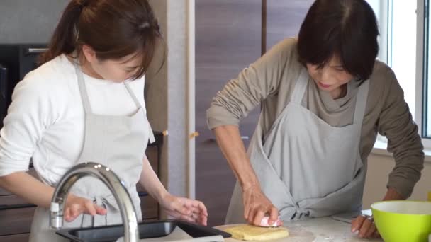 在家做饭的女人 — 图库视频影像