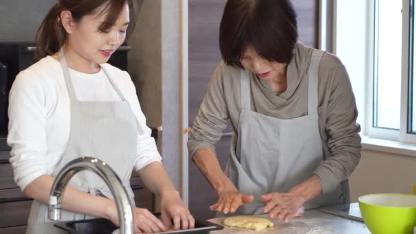 Mujer Cocinando Casa — Vídeo de stock