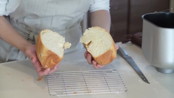 女性は 自家製のパンを切る — ストック動画