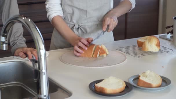 Εικόνα Μιας Γυναίκας Που Μαγειρεύει — Αρχείο Βίντεο