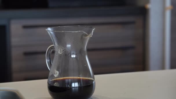 커피를 우려내는 여자의 — 비디오