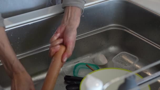 Изображение Женщины Моющей Посуду — стоковое видео