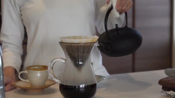 Uma Mulher Fazendo Café Uma Chaleira Ferro — Vídeo de Stock