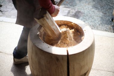 Kabuklu soya fasulyesi ezmek ve havan topu yapmak.