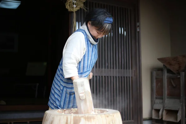 石臼で大豆を粉砕味噌作り体験のイメージ — ストック写真