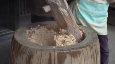 Kabuklu soya fasulyesi ezmek ve havan topu yapmak.