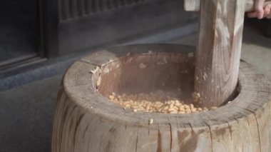 Kabuklu soya fasulyesi ezmek ve havan topu yapmak.