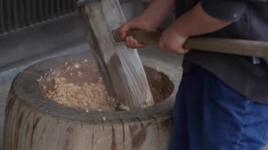 Kabuklu soya fasulyesi ezmek ve havan topu yapmak.