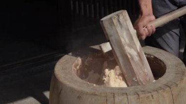 Kabuklu soya fasulyesi ezmek ve havan topu yapmak.