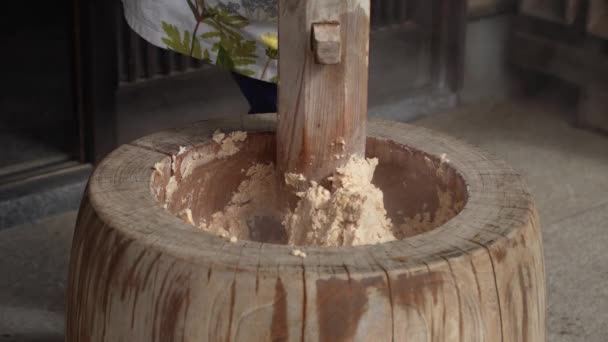 石臼で大豆を粉砕味噌作り体験のイメージ — ストック動画