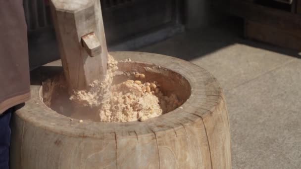 Crush Soybeans Pestle Mortar Immagine Esperienza Miso Making — Video Stock