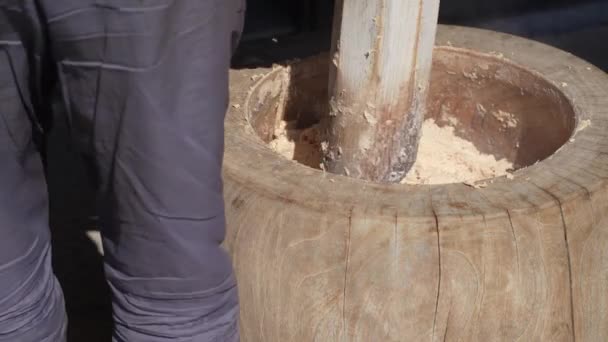 石臼で大豆を粉砕味噌作り体験のイメージ — ストック動画