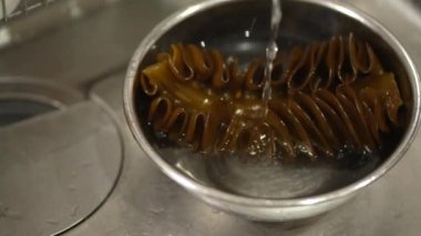 Mekabu 'yu suya batırmak.