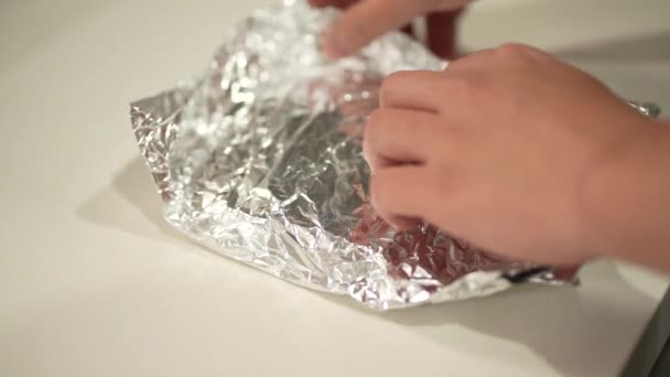 Alumíniumfóliába Csomagolt Steak — Stock videók