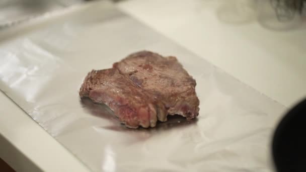 Jak Zabalit Steak Hliníkové Fólie — Stock video